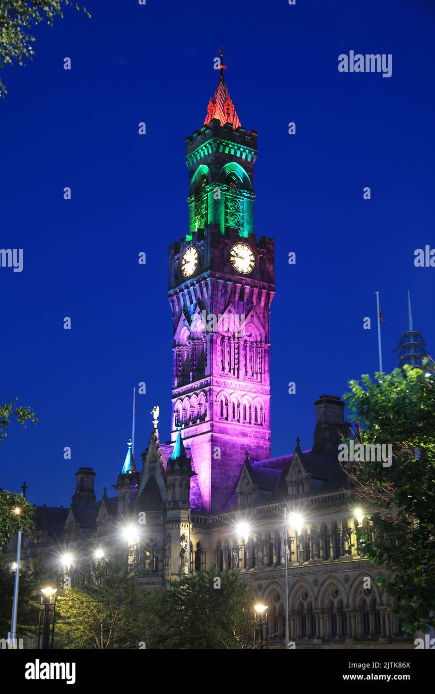 Tour d'horloge de l'hôtel de ville, illuminé au crépuscule, dans le centre de Bradford, West Yorkshire, Royaume-Uni Banque D'Images