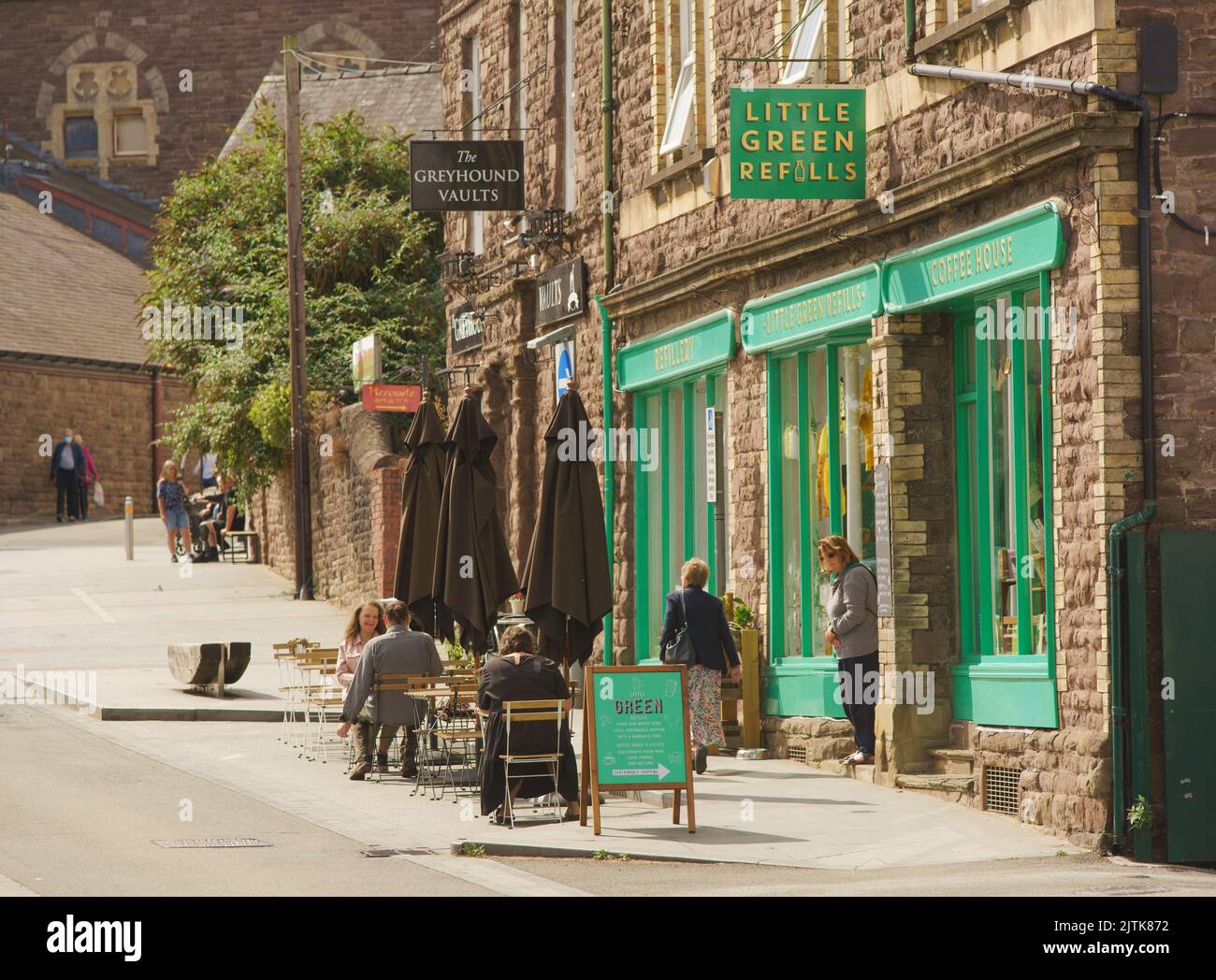 Little Green remplit une boutique durable de café et d'articles pour la maison, vendant également des recharges d'articles de nettoyage et de nourriture. Market Street, Abergavenny, pays de Galles Banque D'Images