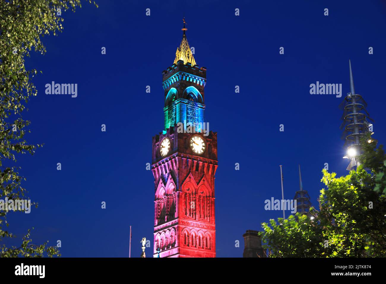 Tour d'horloge de l'hôtel de ville, illuminé au crépuscule, dans le centre de Bradford, West Yorkshire, Royaume-Uni Banque D'Images