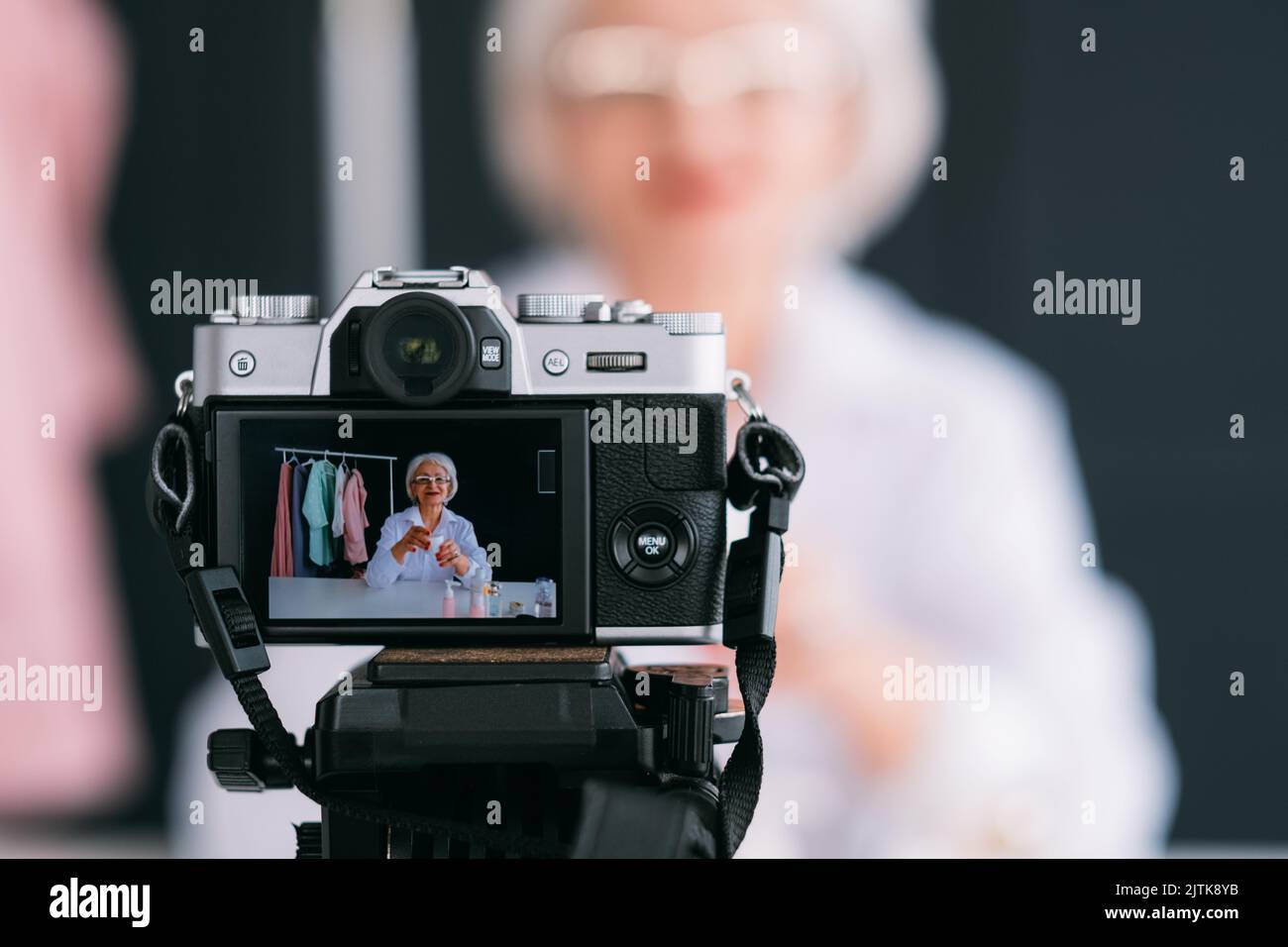 femme d'affaires réussie de blogueur de beauté senior Banque D'Images