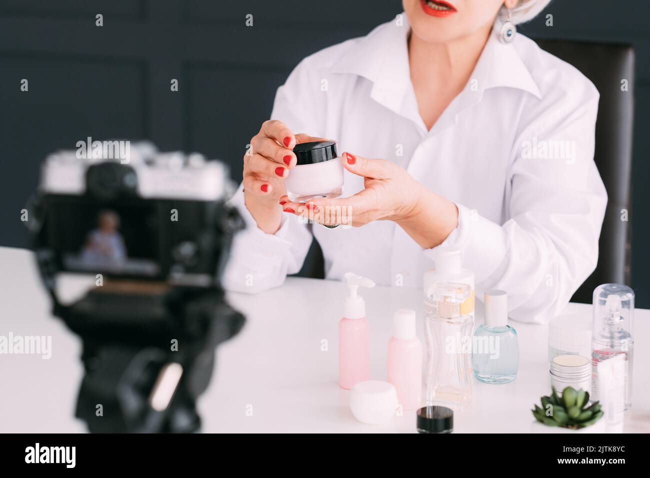 femme d'affaires réussie de blogueur de beauté senior Banque D'Images