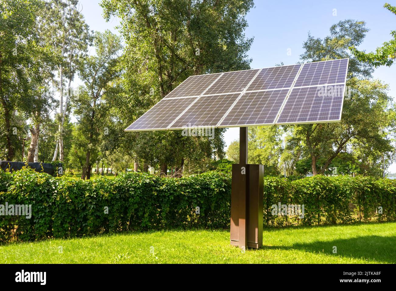 Panneaux solaires dans le parc public. Modules photovoltaïques pour l'énergie renouvelable, système de générateurs électriques du soleil. Technologies propres, frénésie Banque D'Images