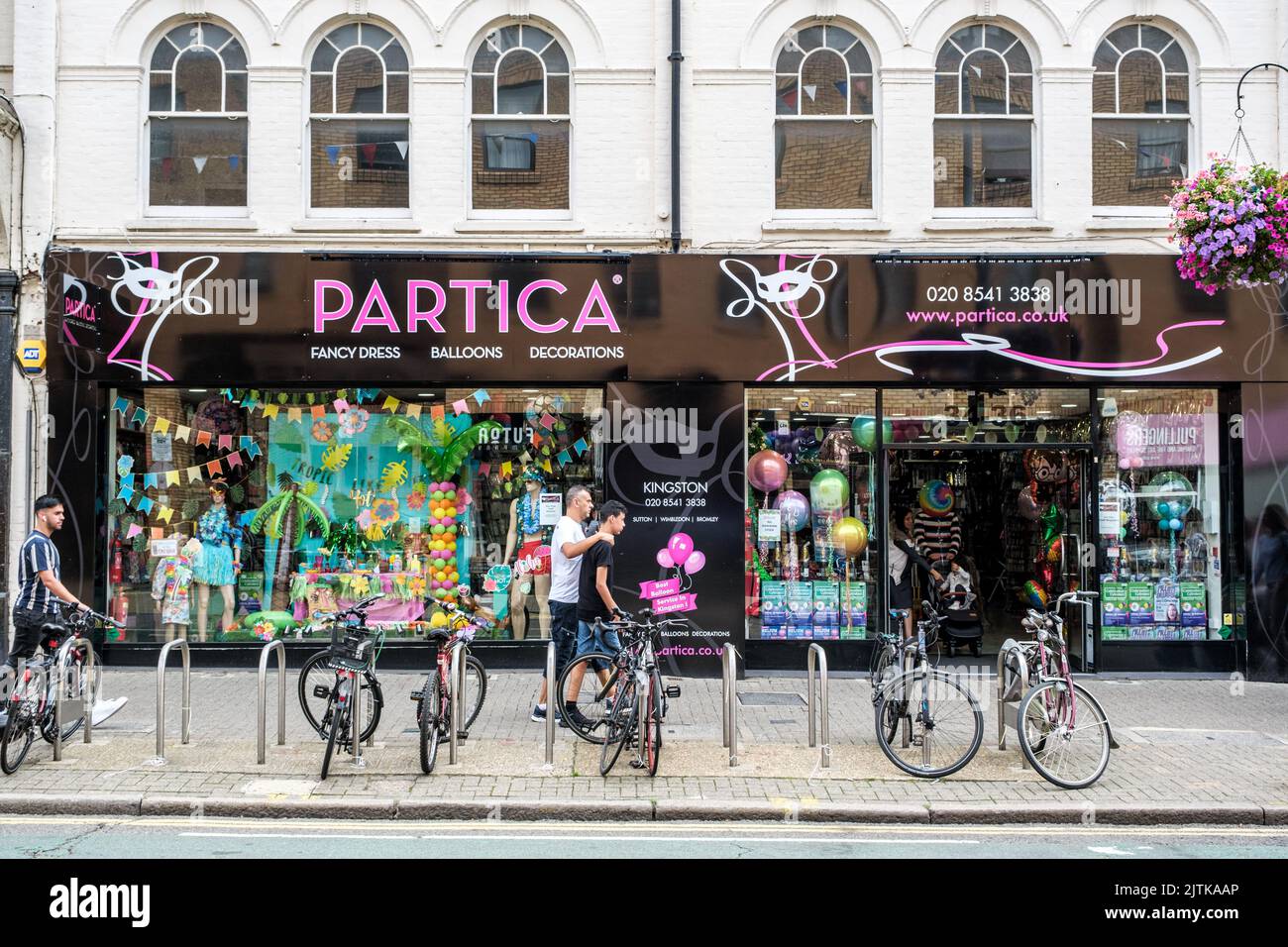 Kingston-upon-Thames, Londres, Royaume-Uni, 29 août 2022, personnes passant devant Une boutique de location de robes fantaisie et fantaisie avec des vélos garés à l'extérieur Banque D'Images