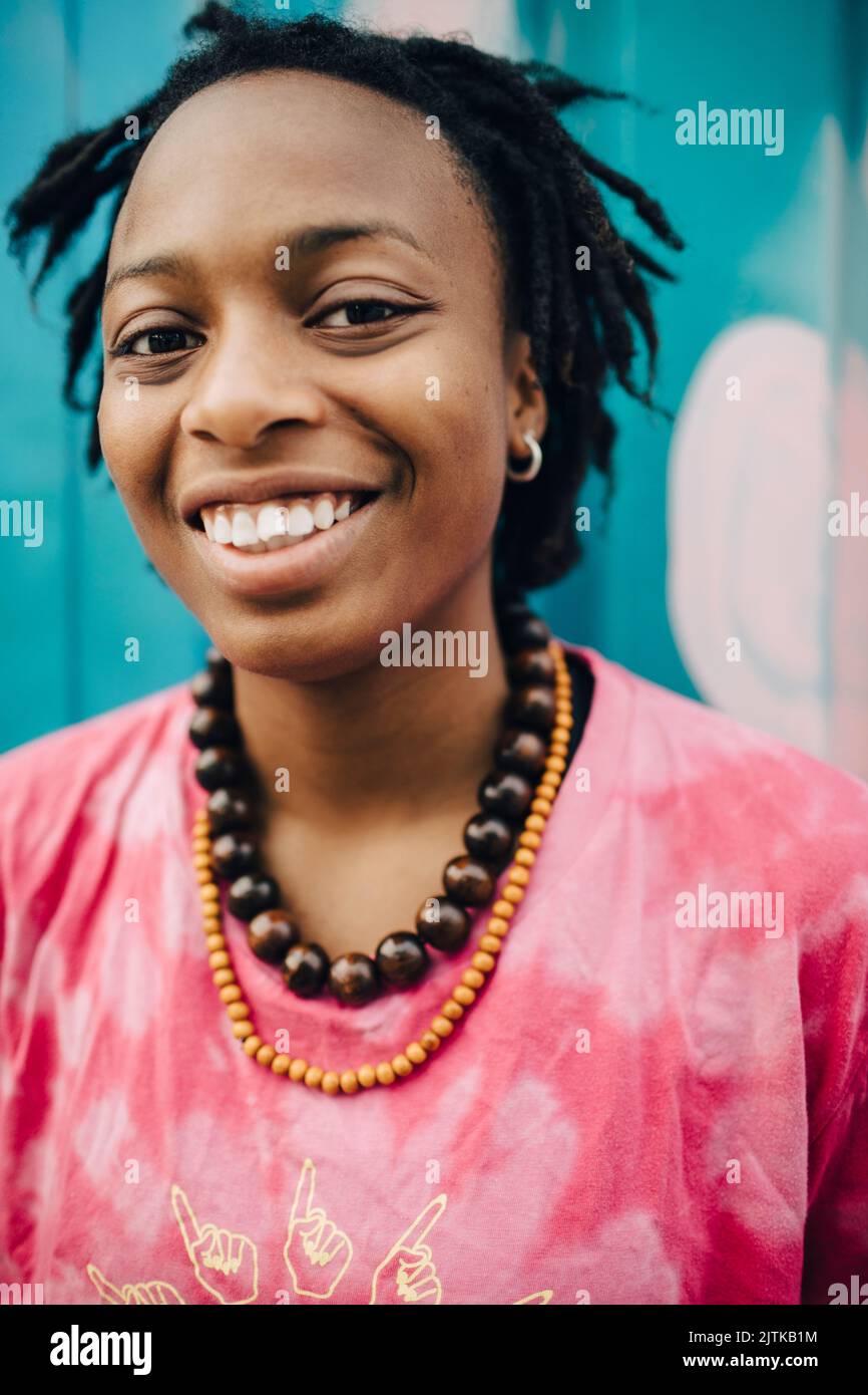 Portrait of smiling young woman Banque D'Images