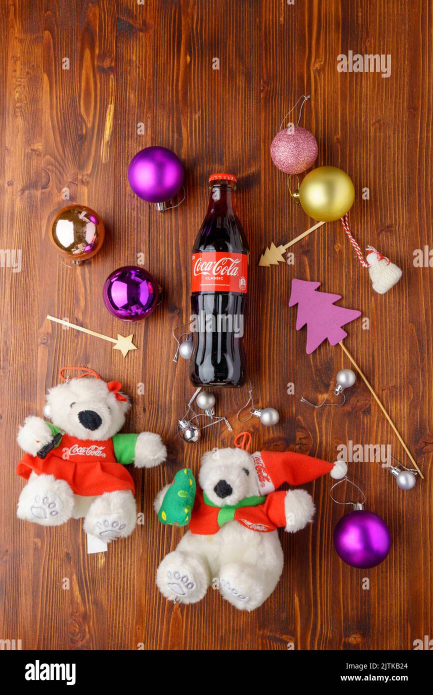 Tyumen, Russie-30 août 2022: Bouteille de Coca-Cola, concept de Noël et du nouvel an. Pose à plat. Photo verticale Banque D'Images