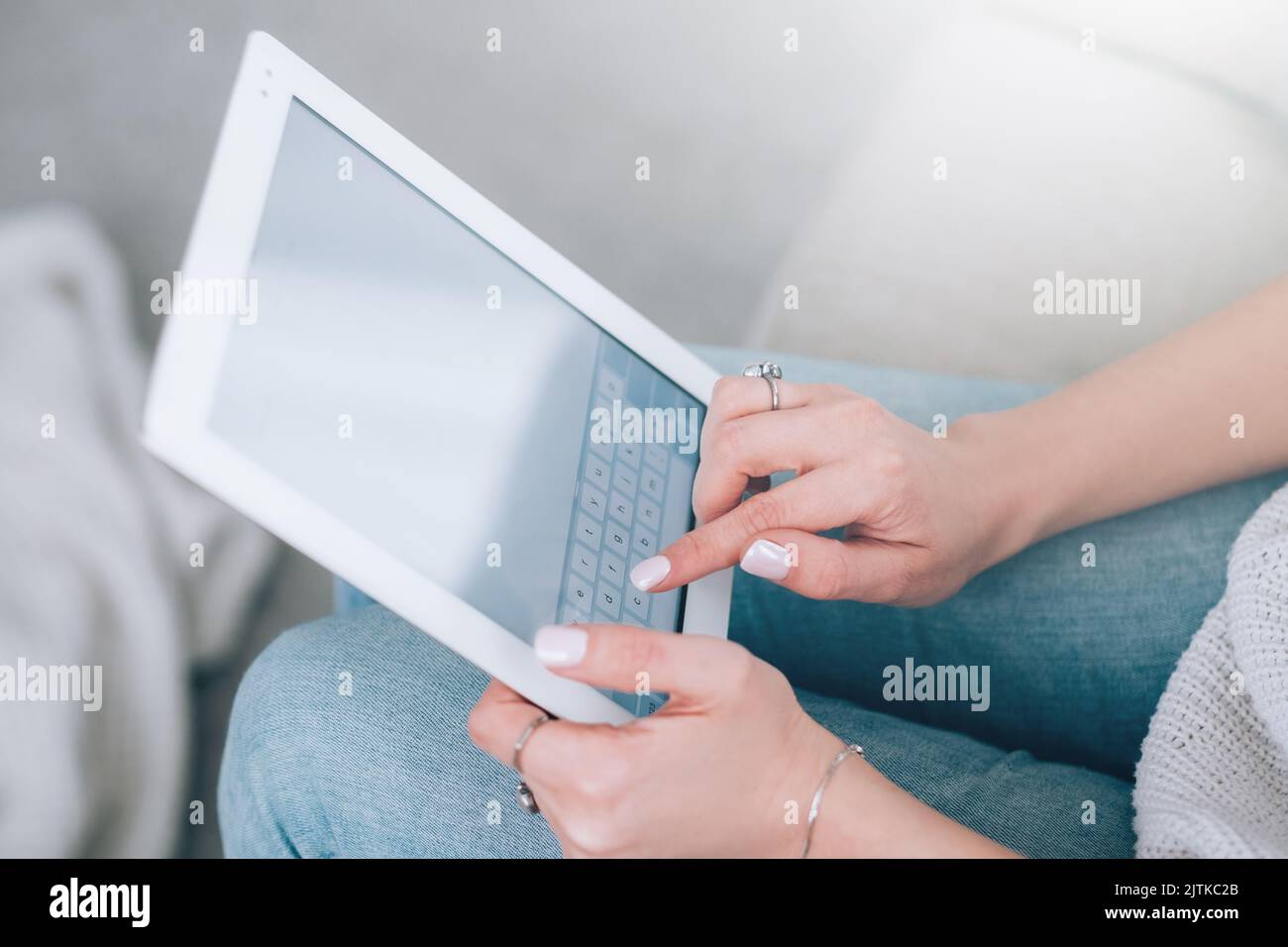 blog de chat de communication sans fil mains de tablette Banque D'Images