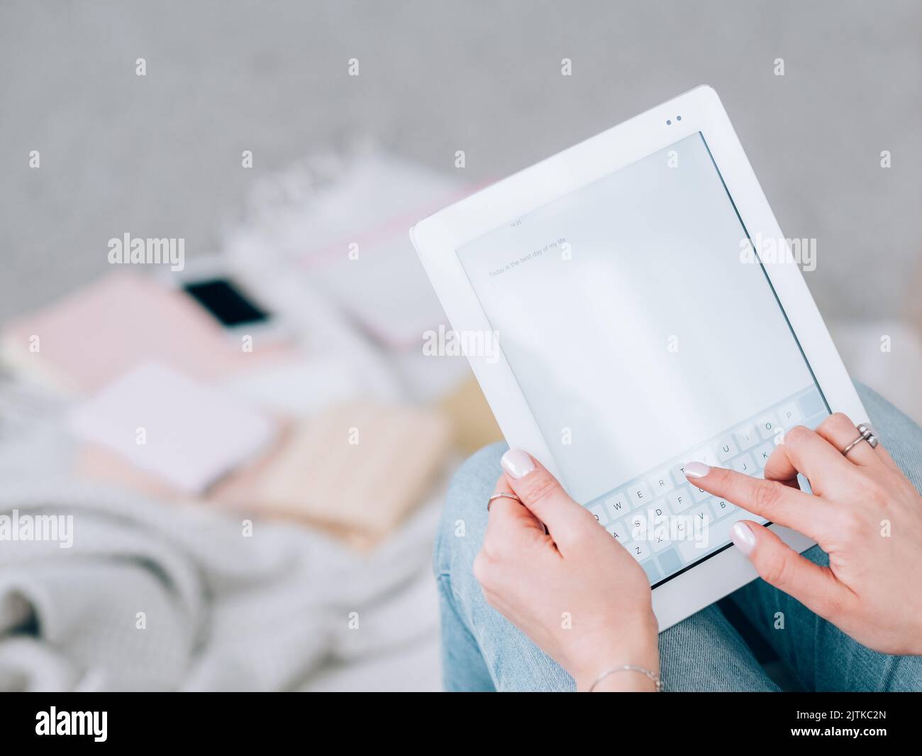 tablette mains communication numérique e-mail personnel Banque D'Images