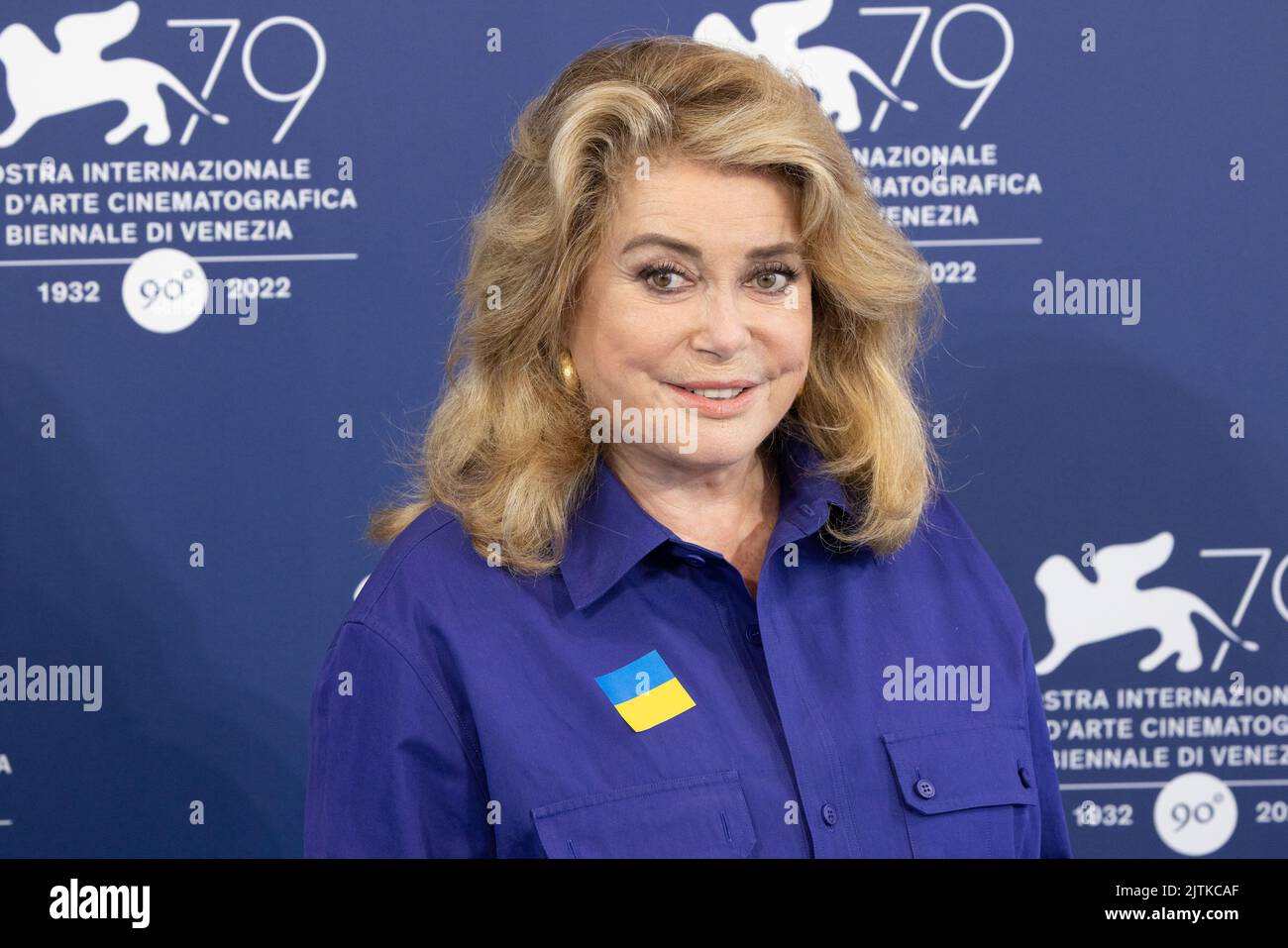L'actrice française Catherine Deneuve, portant un drapeau de l'Ukraine sur sa chemise, pose sur 31 août 2022, lors d'une séance photo pour le Lion d'or pour la réalisation de la vie, elle sera récompensée, le jour d'ouverture du Festival international du film de Venise 79th au Lido de Venise. ©photo: Cinzia Camela. Banque D'Images