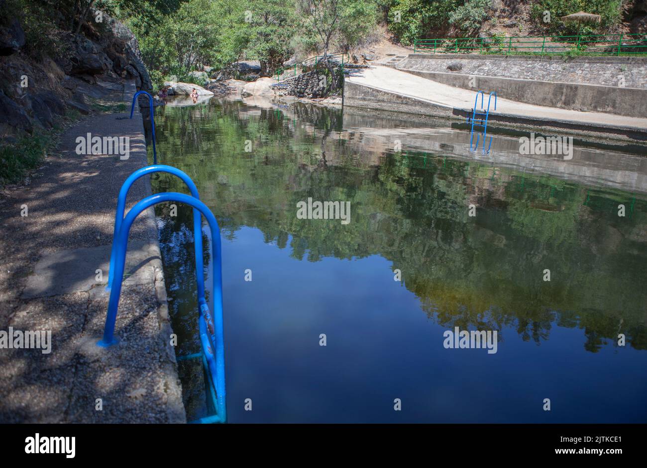 Vadillo piscine naturelle. Eaux cristallines au cœur du comté de la Vera. Losar de la Vera, Caceres, Estrémadure, Espagne Banque D'Images