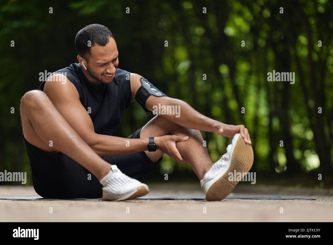 Un homme afro-américain sportif s'est blessé lors d'un entraînement en plein air Banque D'Images