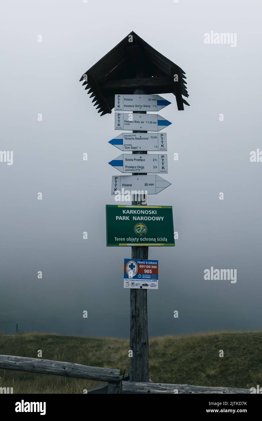 KARPACZ, POLOGNE - 20 AOÛT 2022 : montagnes Karkonosze (faisant partie du système de montagnes des Sudètes), poste de guidage près de l'abri de montagne „Samotnia » Banque D'Images KARPACZ, POLOGNE - 20 AOÛT 2022 : montagnes Karkonosze (faisant partie du système de montagnes des Sudètes), poste de guidage près de l'abri de montagne „Samotnia » Banque D'Images