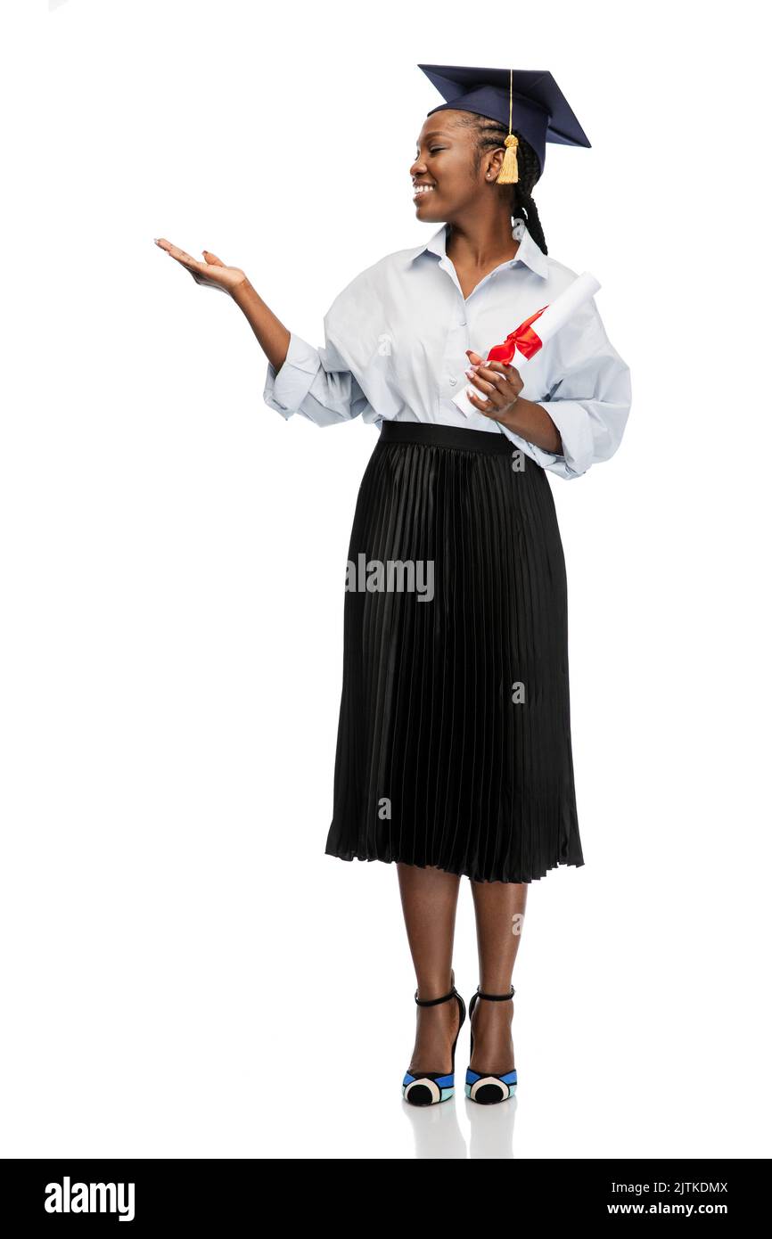 bonne étudiante diplômée avec diplôme Banque D'Images