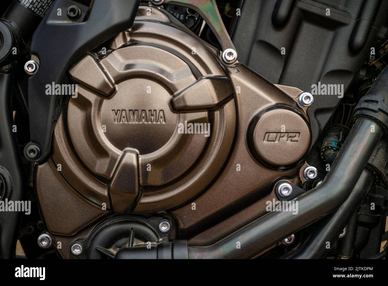Loveland, CO, Etats-Unis - 26 août 2022: Détail de la moto Yamaha - 689cc CP2 cylindres parallèles à refroidissement liquide - un moteur. Banque D'Images