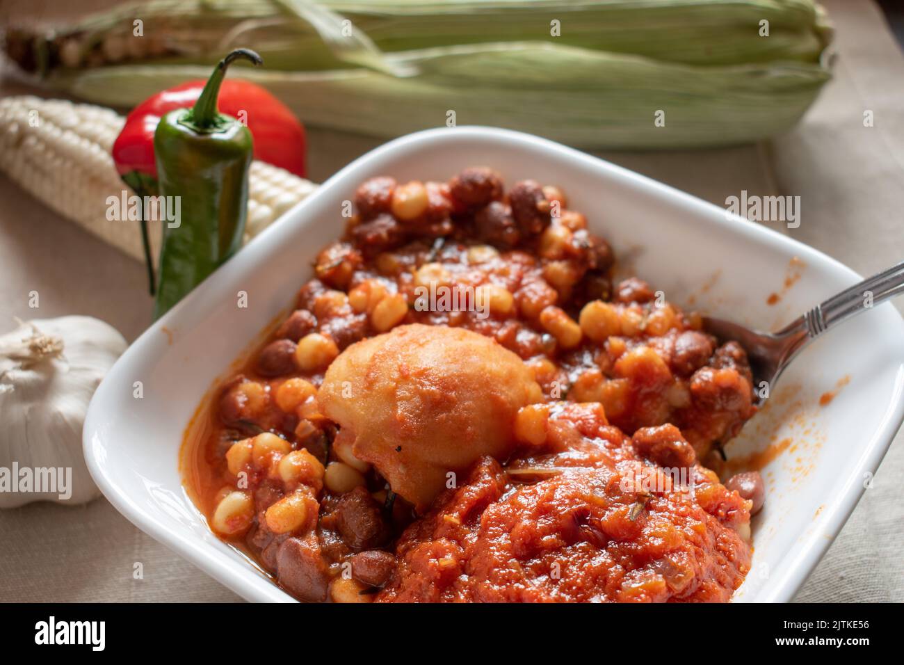 Une image de Githeri en gros plan avec du piment. Githeri est une nourriture kenyane faite avec du maïs et des haricots. Banque D'Images