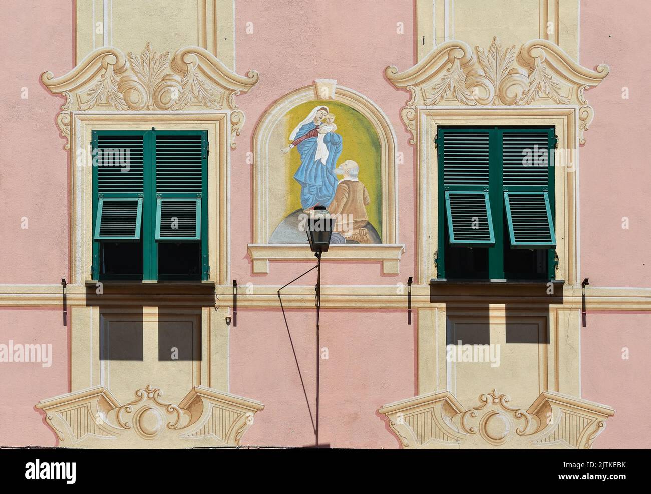 Détail de la façade d'un ancien palais avec un sanctuaire peint de notre-Dame de Montallegro et de la trompe l'oeil décorations, Nervi, Gênes, Ligurie, Italie Banque D'Images
