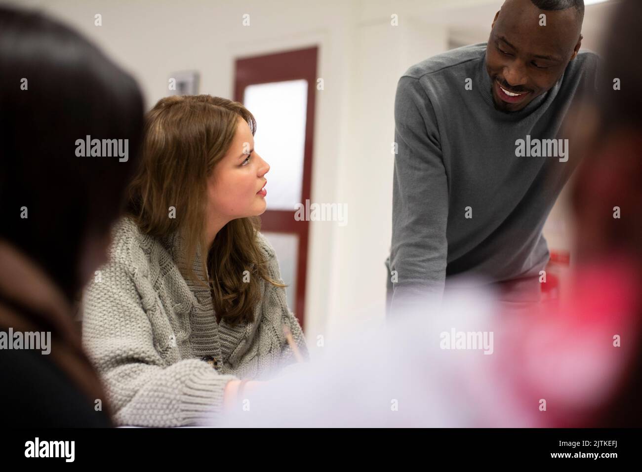 Étudiant et enseignant parlant en classe Banque D'Images