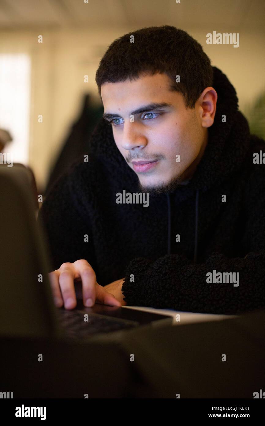 Étudiant adolescent utilisant un ordinateur portable dans la salle de classe Banque D'Images