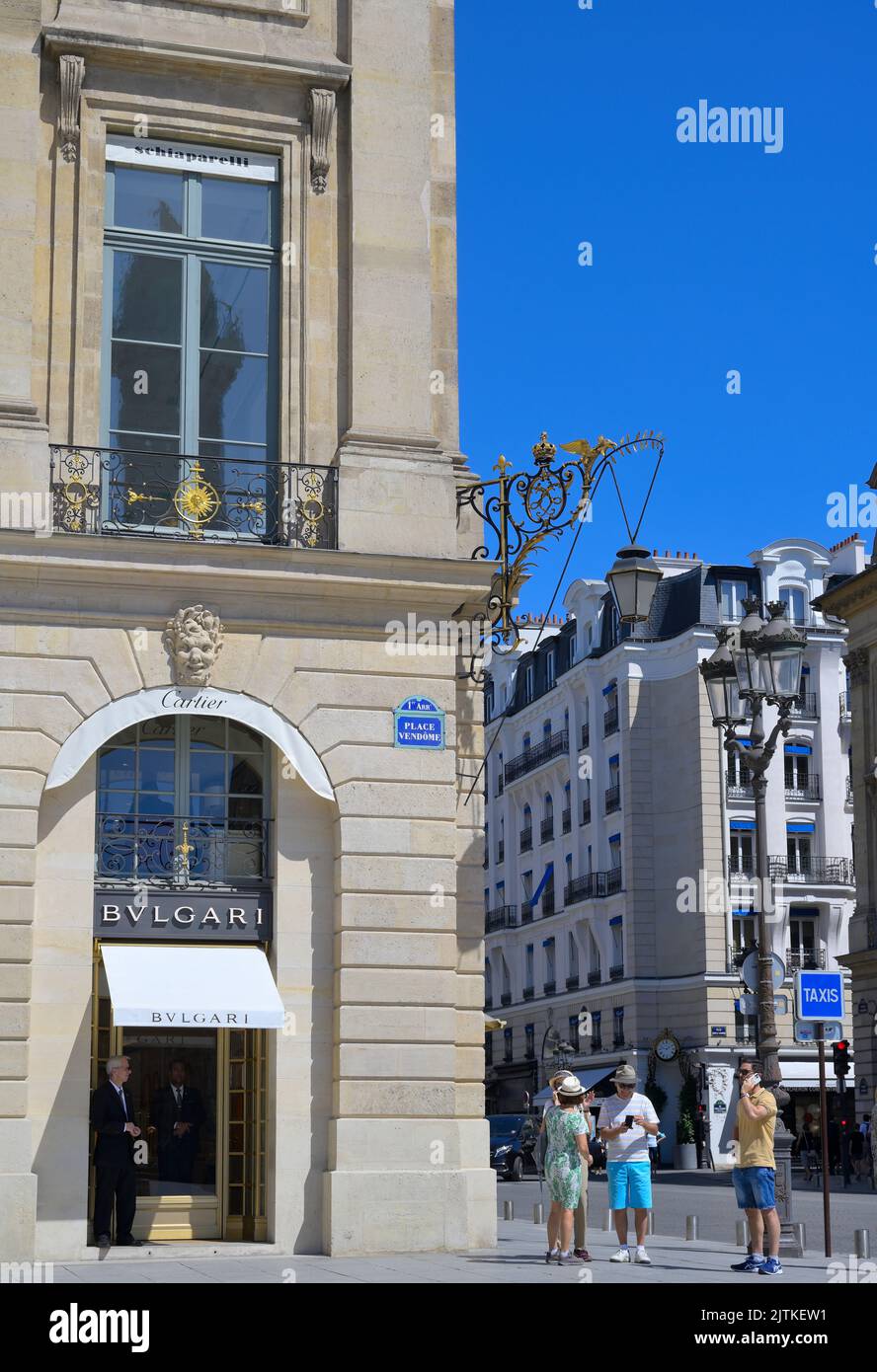 La majestueuse place Vendôme avec la colonne Napoléon I est un point de repère majeur dans le centre-ville de Paris FR Banque D'Images