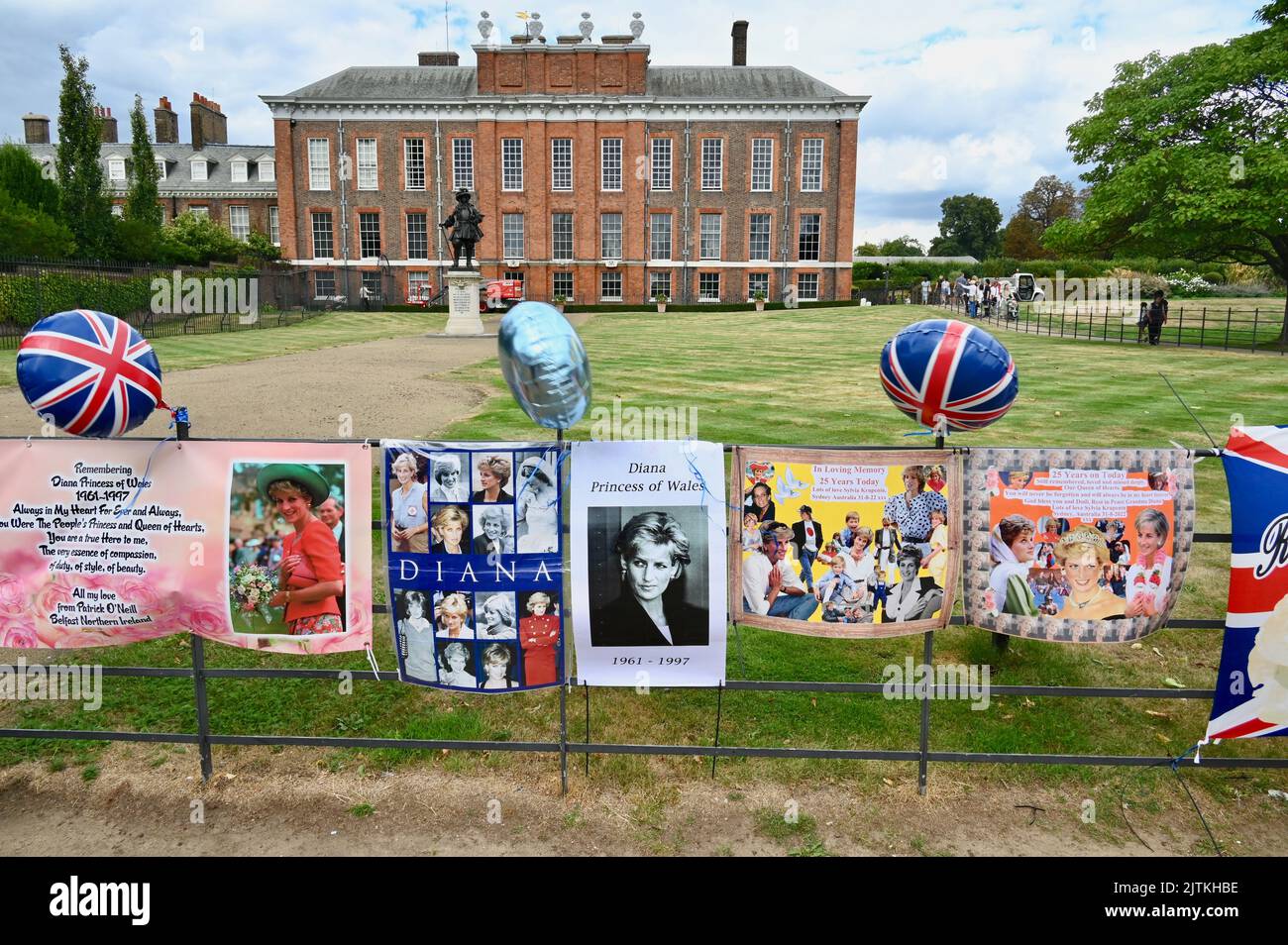 Londres, Royaume-Uni. 31/08/2022, les fans royaux se sont réunis aux portes d'Or devant le Palais de Kensington, l'ancienne maison de la princesse Diana pour rendre hommage aux fleurs à l'occasion du 25th anniversaire de sa mort. Banque D'Images