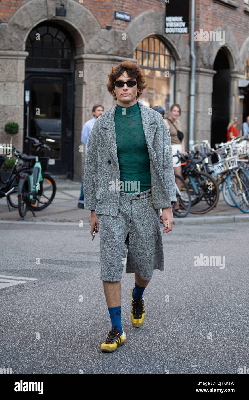 Street style - Alex Sachez de Mora fotografato durante lo show di BAUM UND PFERDGARTEN - Copenaghen Fashion week SS23 Banque D'Images