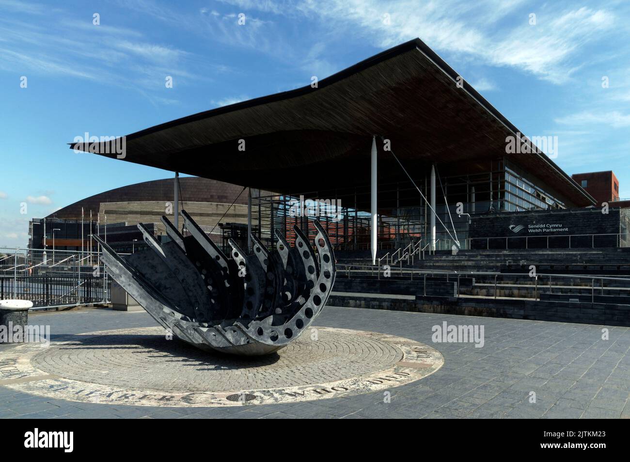 Merchant Seamen's Memorial, à l'extérieur du Welsh Assembly Building, baie de Cardiff, 2022. été Banque D'Images