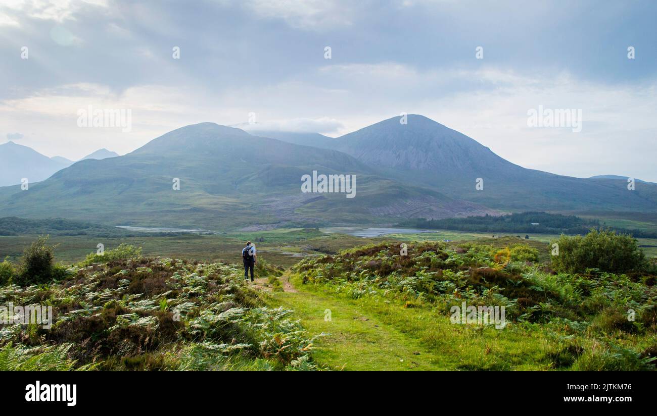 Sentier de randonnée et vue sur les montagnes de l'île d'Écosse de Skye par une journée ensoleillée. Banque D'Images