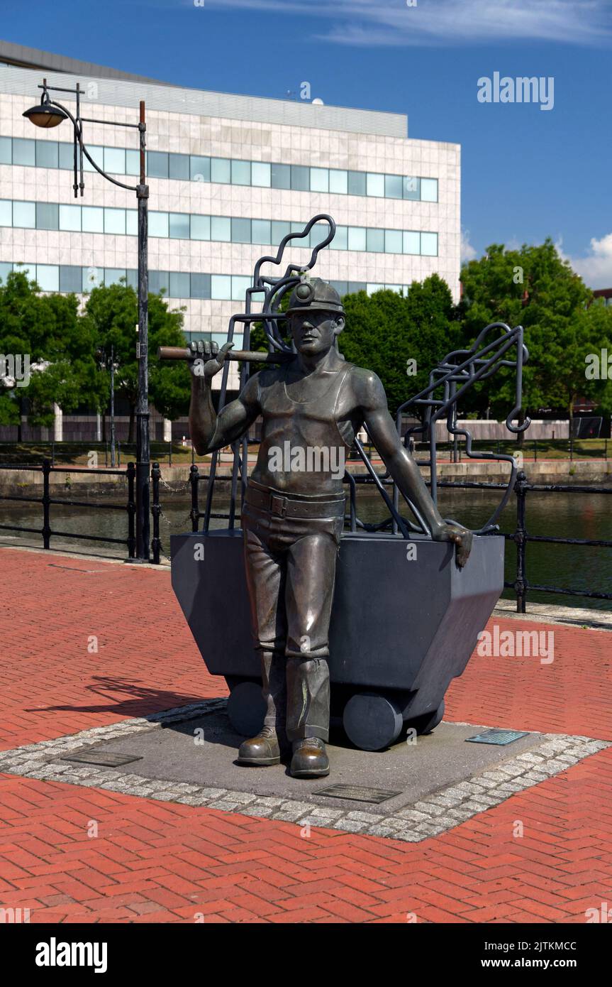 Vestiges et œuvres d'art des quais et des mines de charbon. De Pit à Port par John Clinch. Bassin de Roath, baie de Cardiff, 2022. Été Banque D'Images