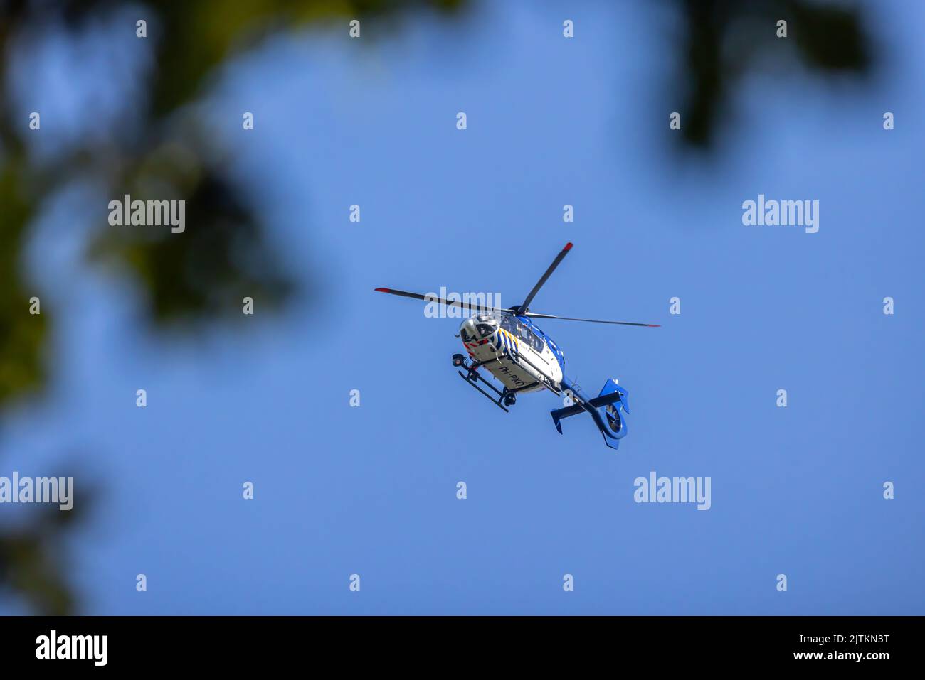 Un cliché en contre-angle d'un hélicoptère de police néerlandais avec un ciel bleu en arrière-plan Banque D'Images