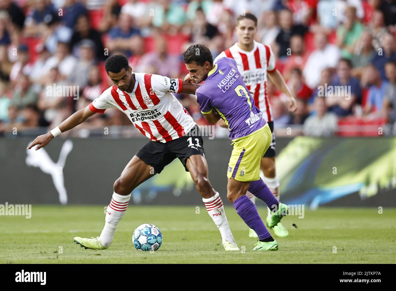 Enschede, pays-Bas. 31 août 2022, EINDHOVEN - (lr) Cody Gakpo du PSV Eindhoven, Daryl van MIEGHEM du FC Volendam pendant le match néerlandais Eredivisie entre le PSV Eindhoven et le FC Volendam au stade Phillips sur 31 août 2022 à Eindhoven, pays-Bas. ANP MAURICE VAN STEEN Banque D'Images