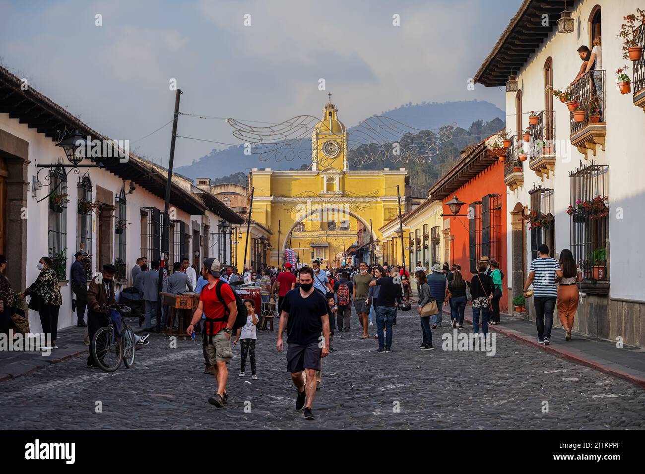 Belle image cinématographique aérienne de la ville d'Antigua au Guatemala, de son église jaune, de l'arche de Santa Catalina et du volcan Acatenango Banque D'Images