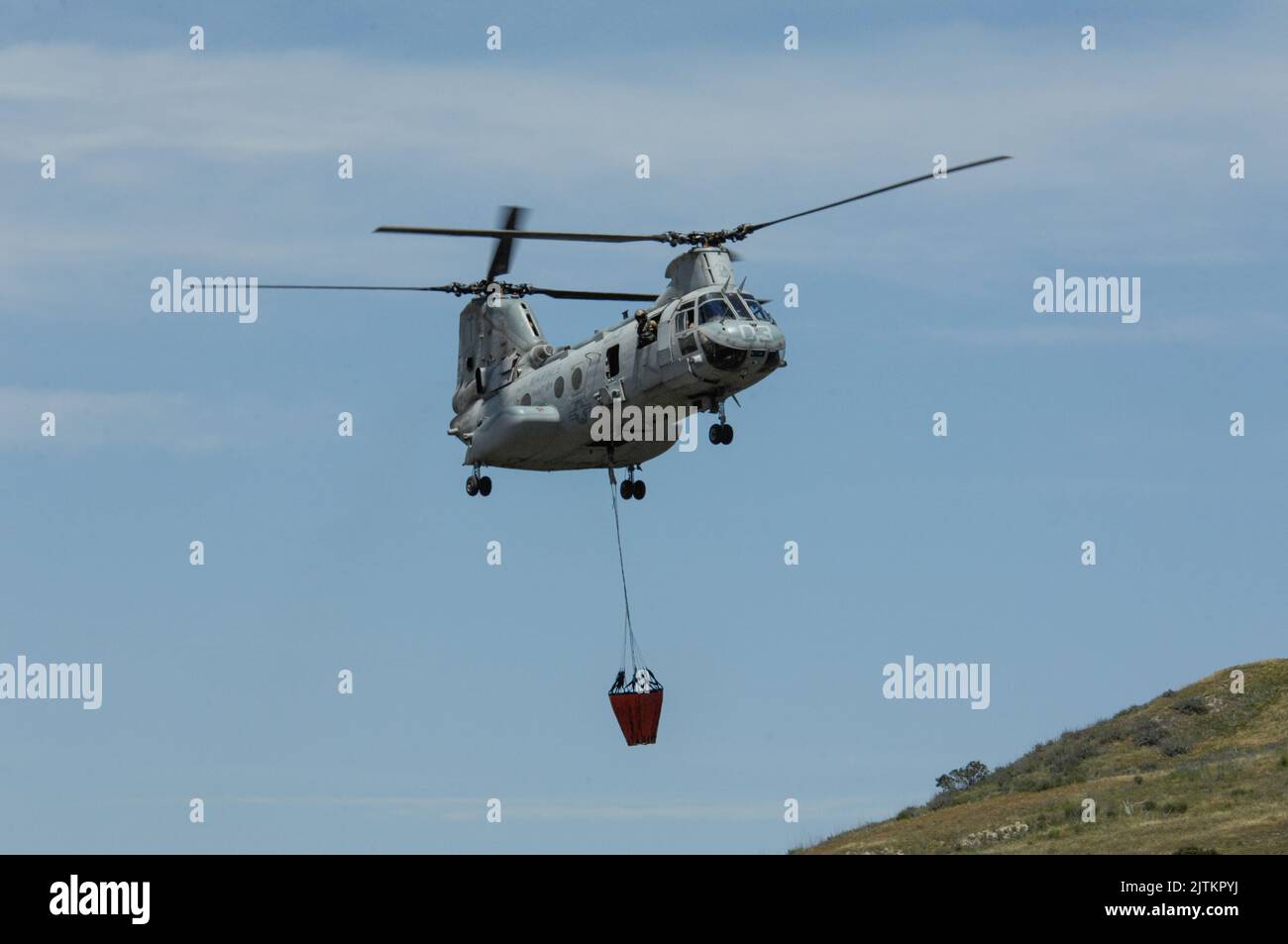 USMC CH-46 Sea Knight avec seau bambi pendant l'entraînement des feux de forêt à bord du MCB Camp Pendleton, Californie Banque D'Images