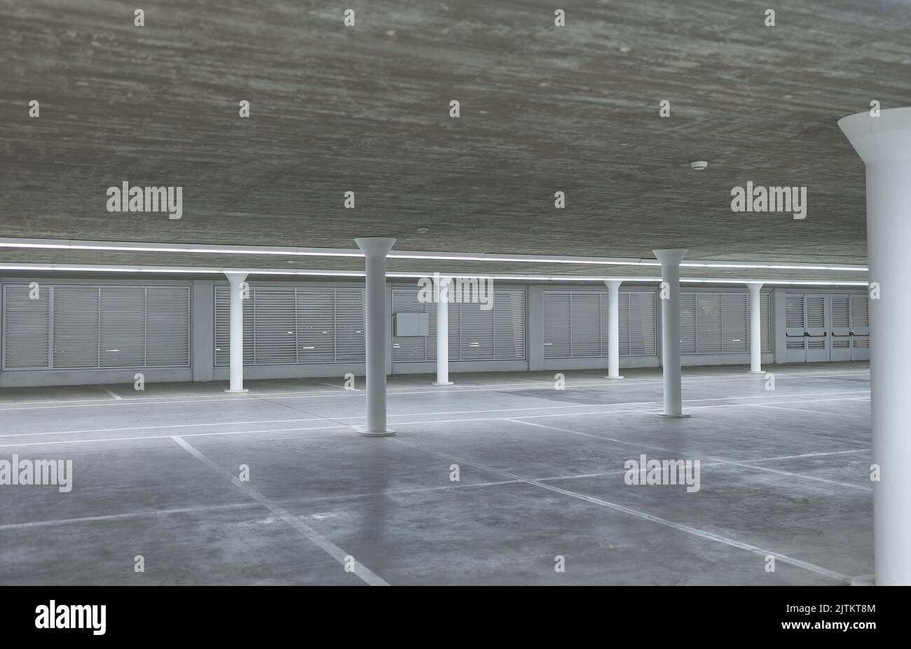 détail des places de parking dans un parking public de métro Banque D'Images