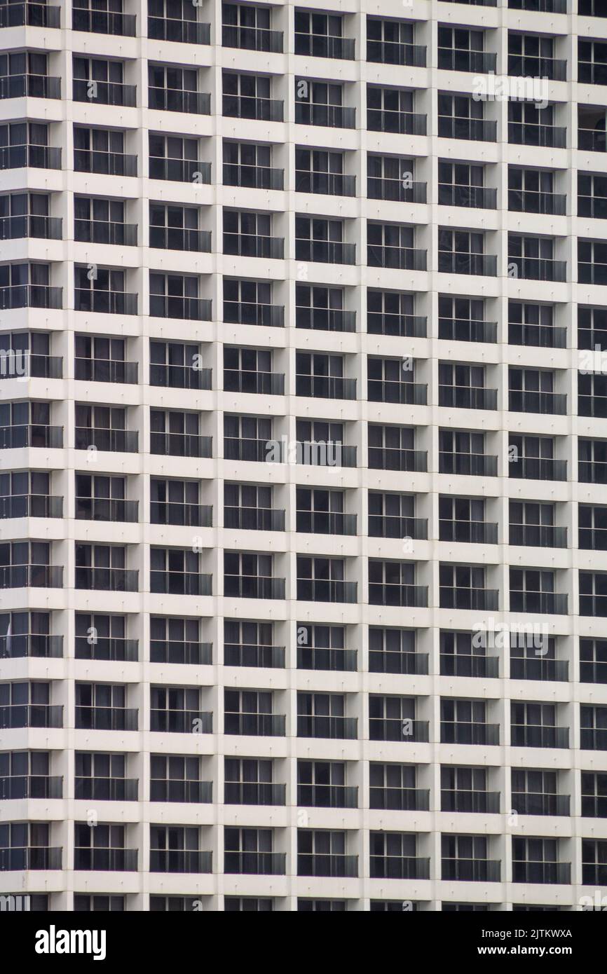 Fenêtres en verre noir dans un bâtiment blanc à Rio de Janeiro, Brésil. Banque D'Images