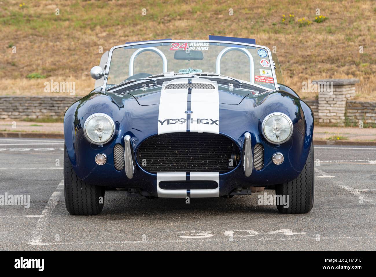 2001 voiture de sport AC Cobra garée sur Western Esplanade, Southend on Sea, Essex, Royaume-Uni. Autocollants d'événement sur le circuit de course sur le pare-brise Banque D'Images