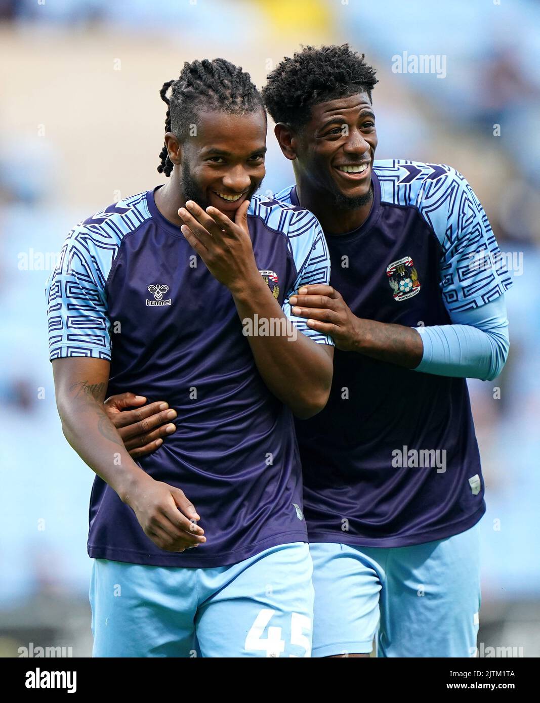 Kasey Palmer (à gauche) et Jonathan Panzo de Coventry City se réchauffent avant le lancement du match de championnat Sky Bet à l'arène Coventry Building Society, à Coventry. Date de la photo: Mercredi 31 août 2022. Banque D'Images