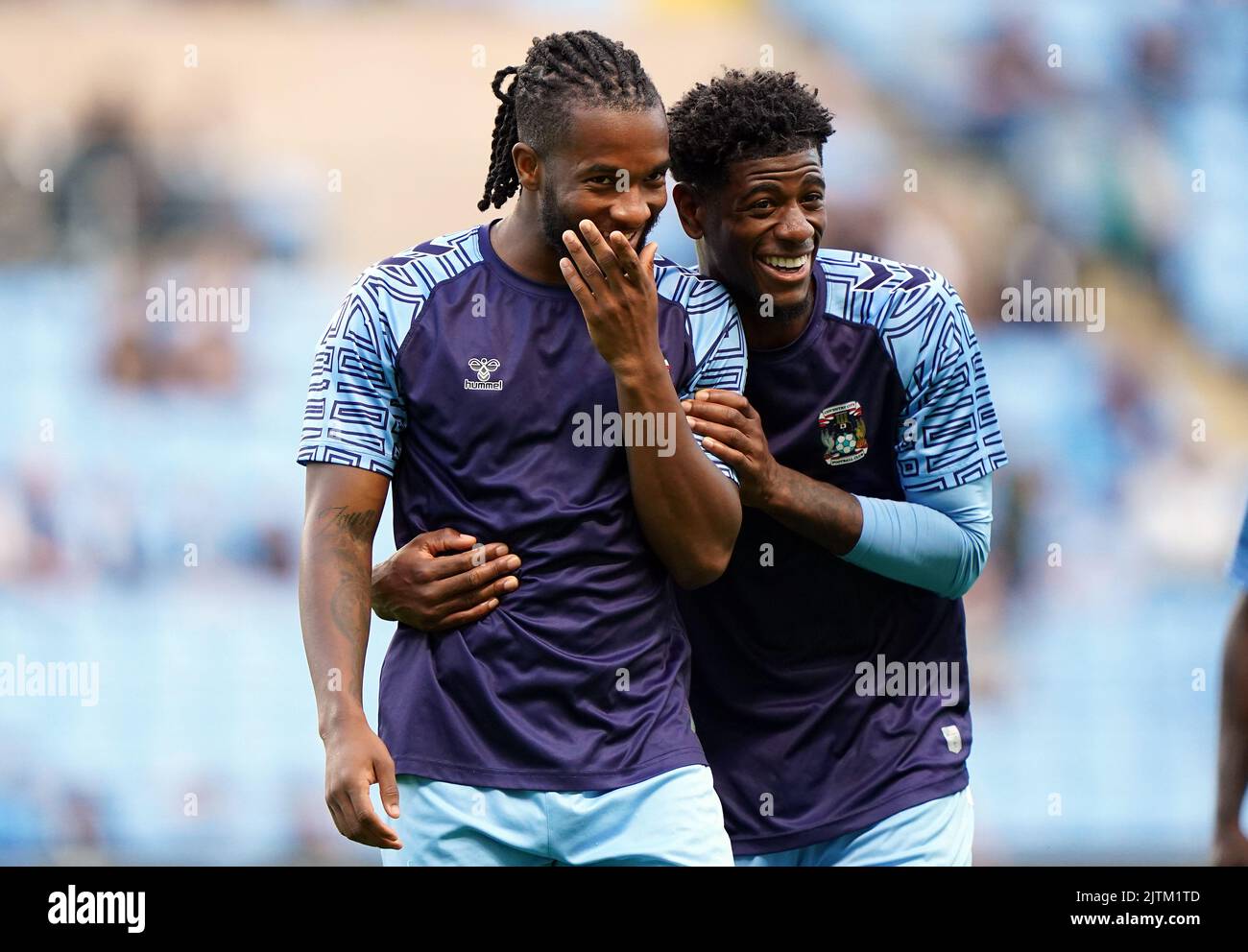 Kasey Palmer (à gauche) et Jonathan Panzo de Coventry City se réchauffent avant le lancement du match de championnat Sky Bet à l'arène Coventry Building Society, à Coventry. Date de la photo: Mercredi 31 août 2022. Banque D'Images
