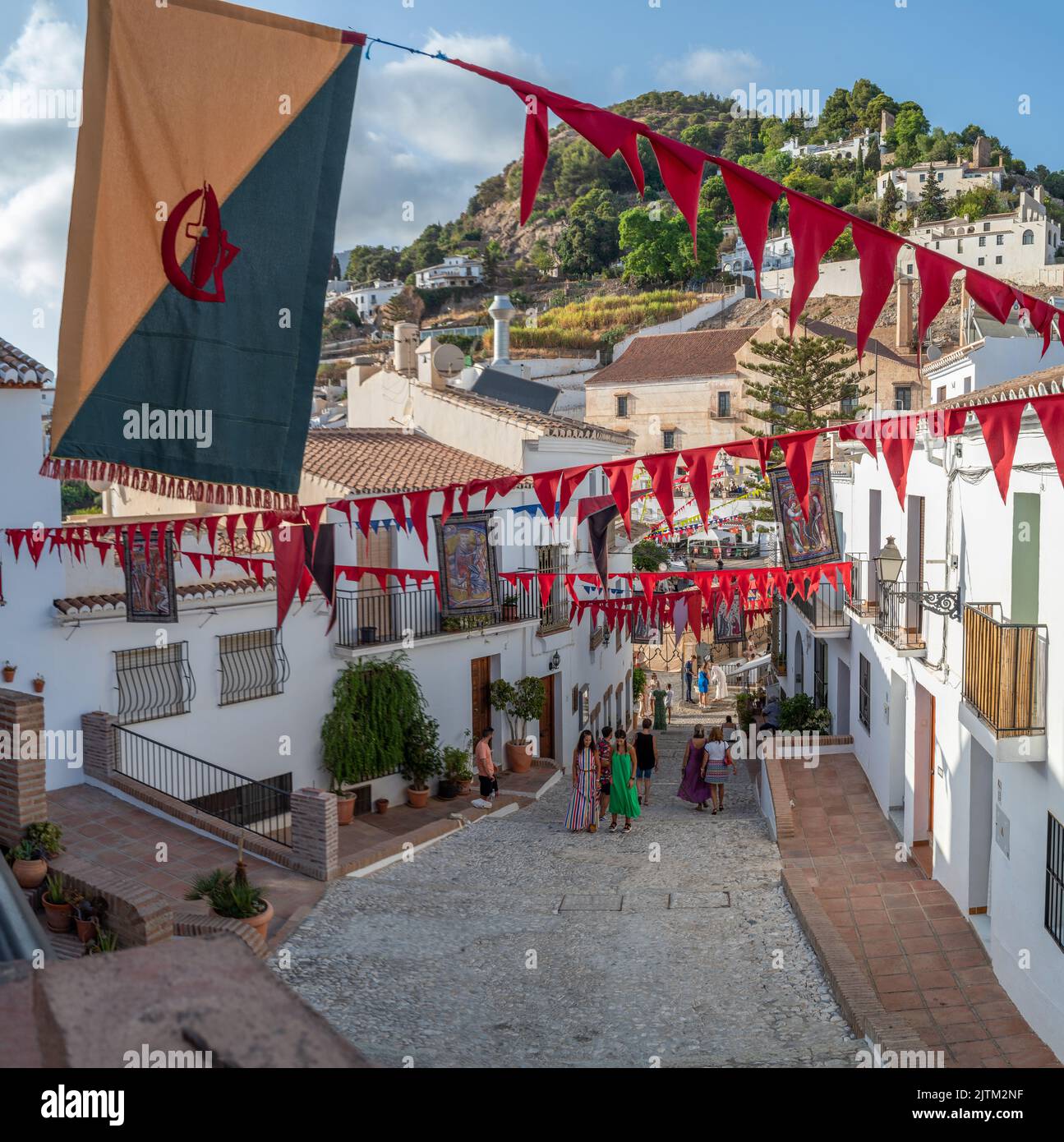 Frigiliana, Malaga, Espagne, 27 août 2022 : vue sur la rue de Frigiliana décorée d'une bannière et d'une guirlande à l'occasion des trois cultures Festiv Banque D'Images