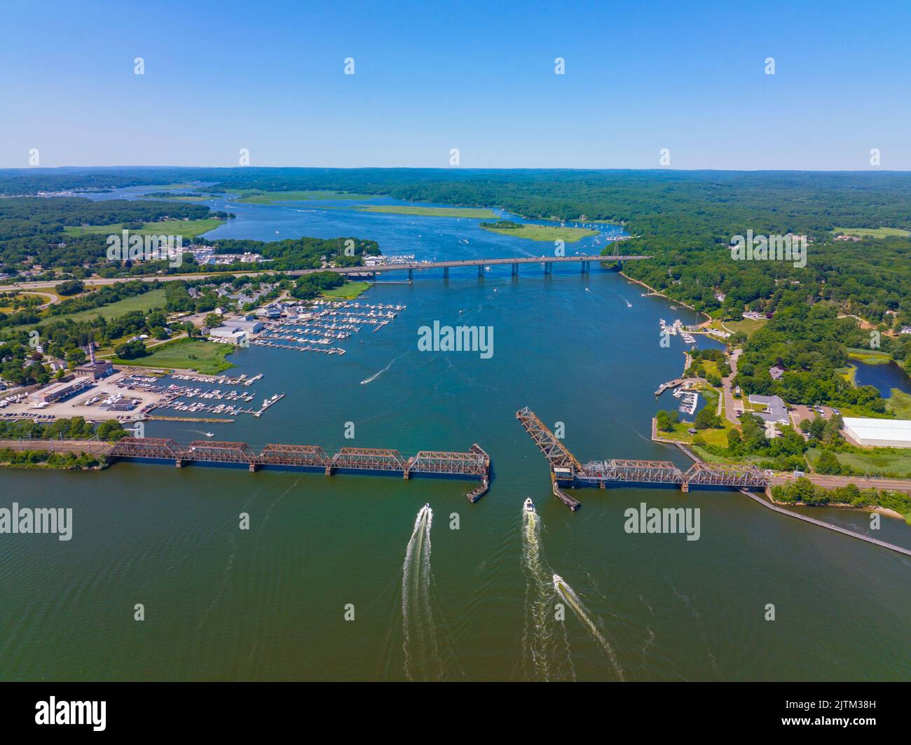 Old Saybrook Old Lyme Bridge (train) et Raymond E. Baldwin Bridge (véhicule sur l'autoroute Interstate 95) à l'embouchure entre la ville d'Old Saybrook et OL Banque D'Images