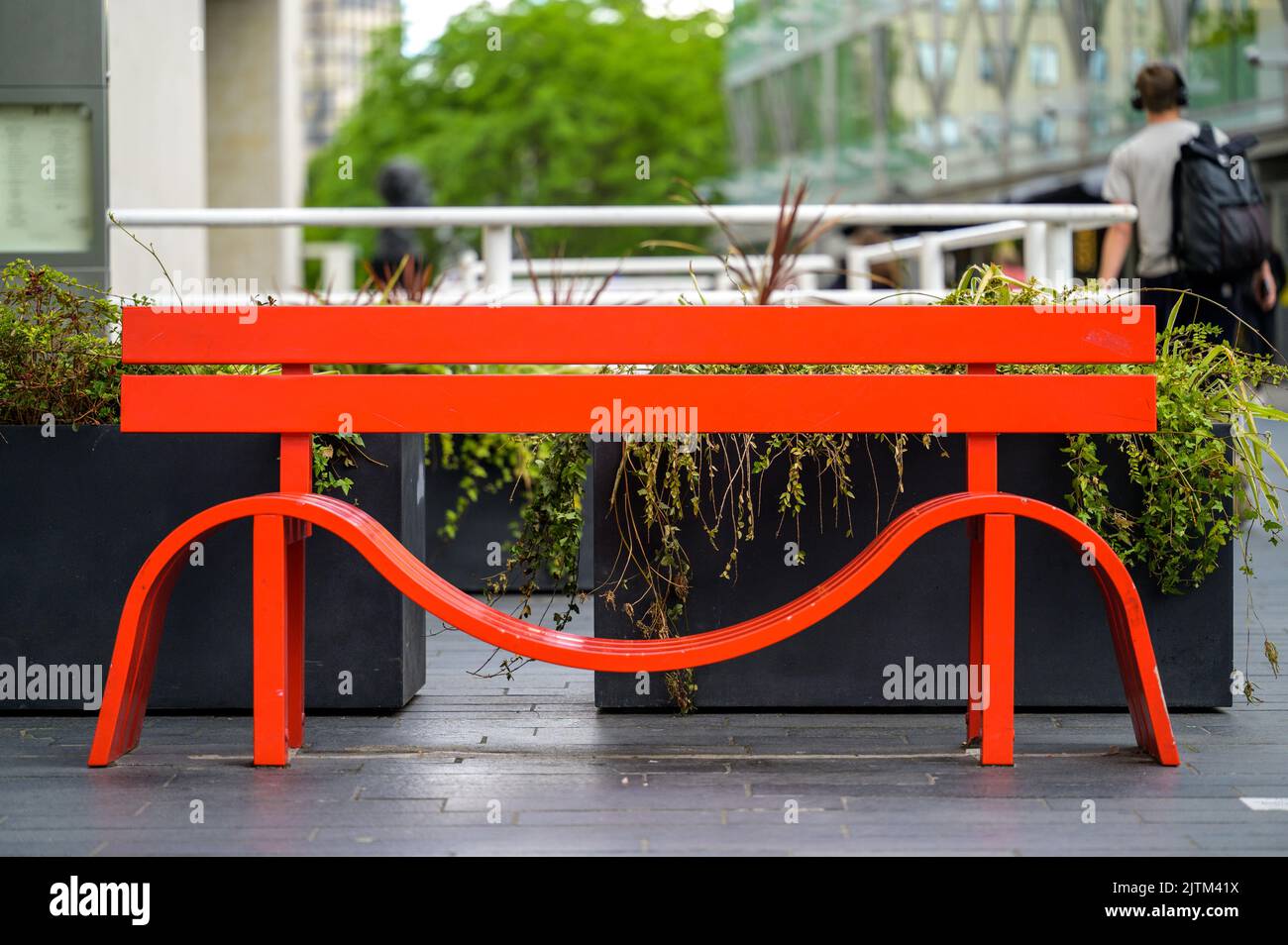 LONDRES - 20 mai 2022 : banc artistique rouge au Centre de la Banque du Sud Banque D'Images