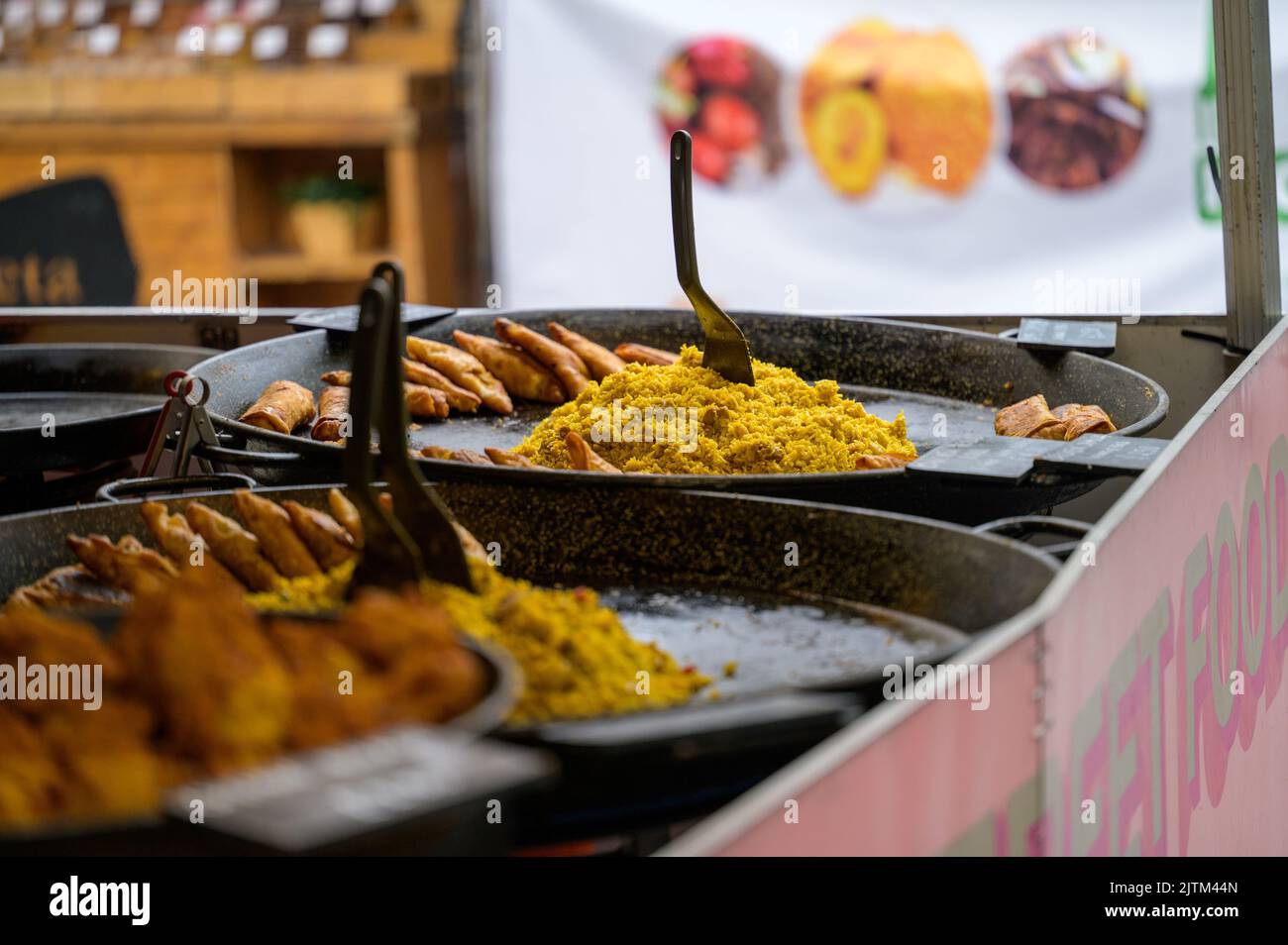 Cuisine de rue indienne dans la boîte de nourriture pop up sur South Bank Banque D'Images