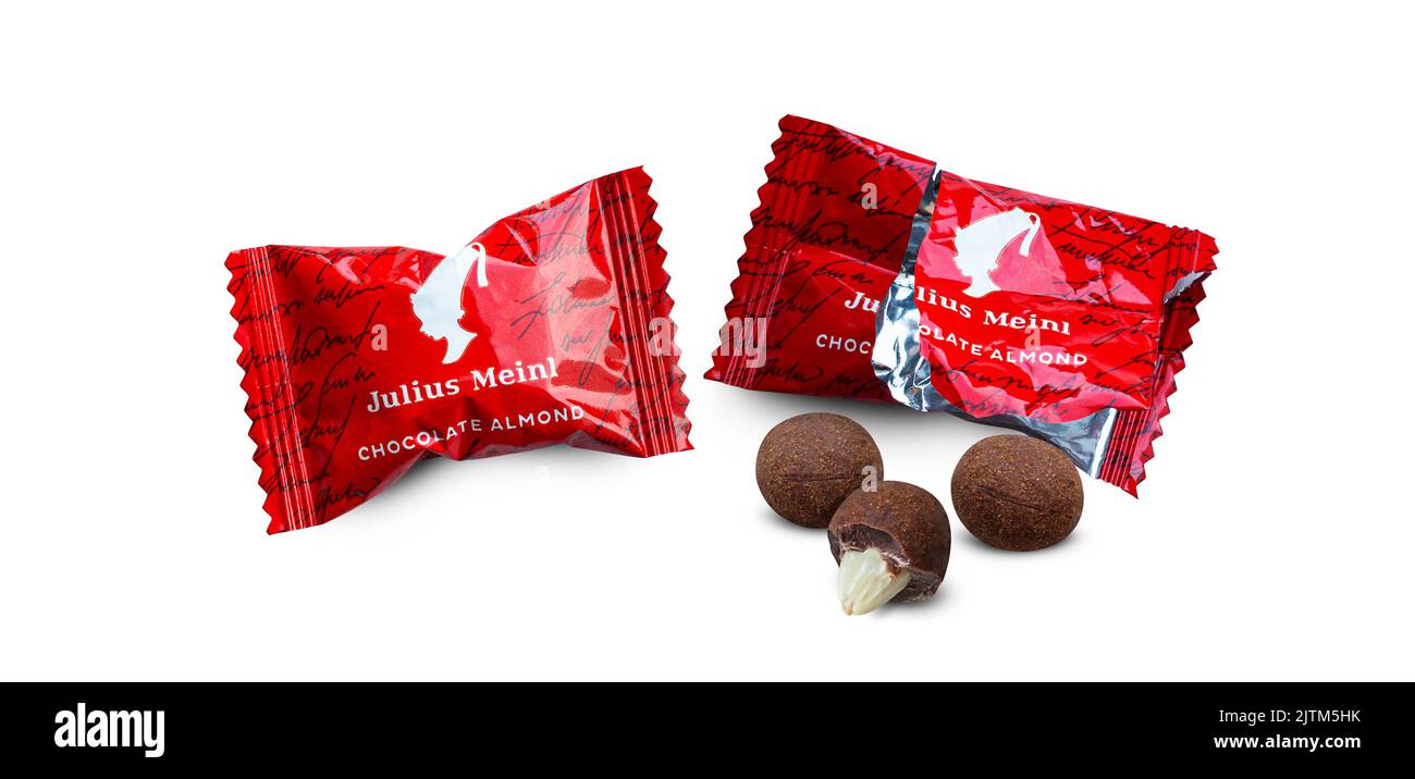 CHISINAU, MOLDAVIE - 24 juillet 2022: Amandes en chocolat à la cannelle Julius Meinl. Julius Meinl Austria GmbH producteur de café et de chocolat. Isola Banque D'Images