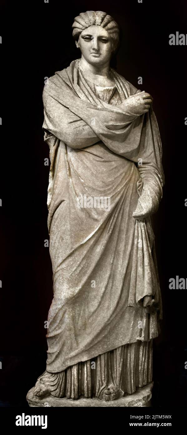 Statue femelle marbre pentélique trouvé à Aigion Péloponnese, petit Herculaneum style, 300 av. J.-C., Athènes, Musée archéologique, Musée archéologique national d'Athènes. ( porter une chiton pleine longueur et une himation thar couvre tout son corps, ) Banque D'Images