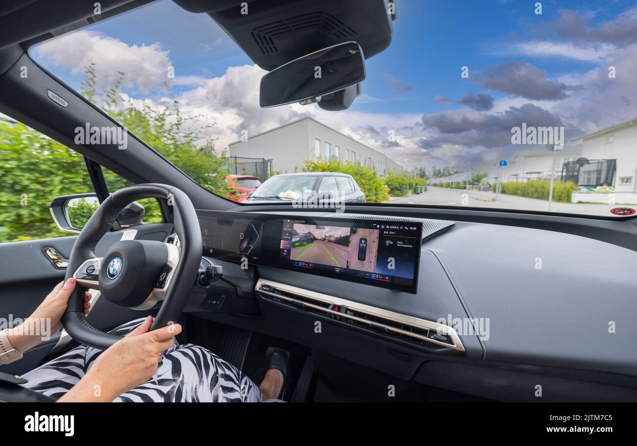 Vue de la femme sur le volant de la nouvelle voiture électrique BMW iX40. Suède. Uppsala. Banque D'Images