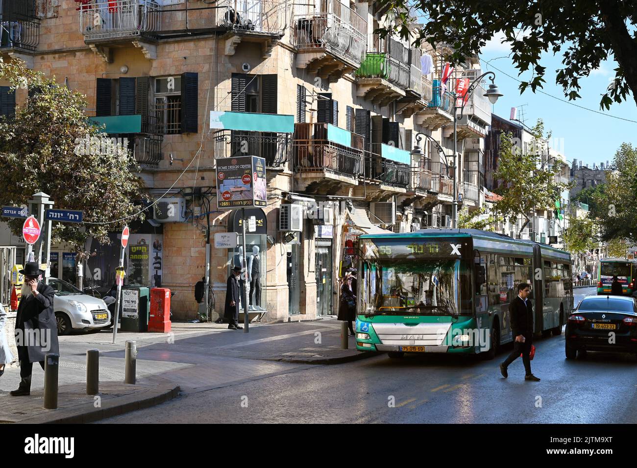 Arrêt de bus dans la rue Malchei Yisrael Banque D'Images