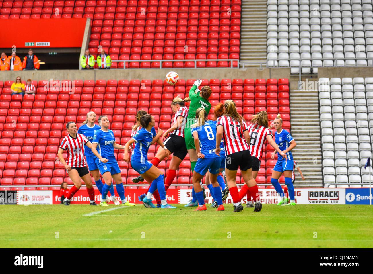 Lucy Thomas, gardien de but féminin de Birmingham City, s'emporte dans un coin de femmes Sunderland. Banque D'Images