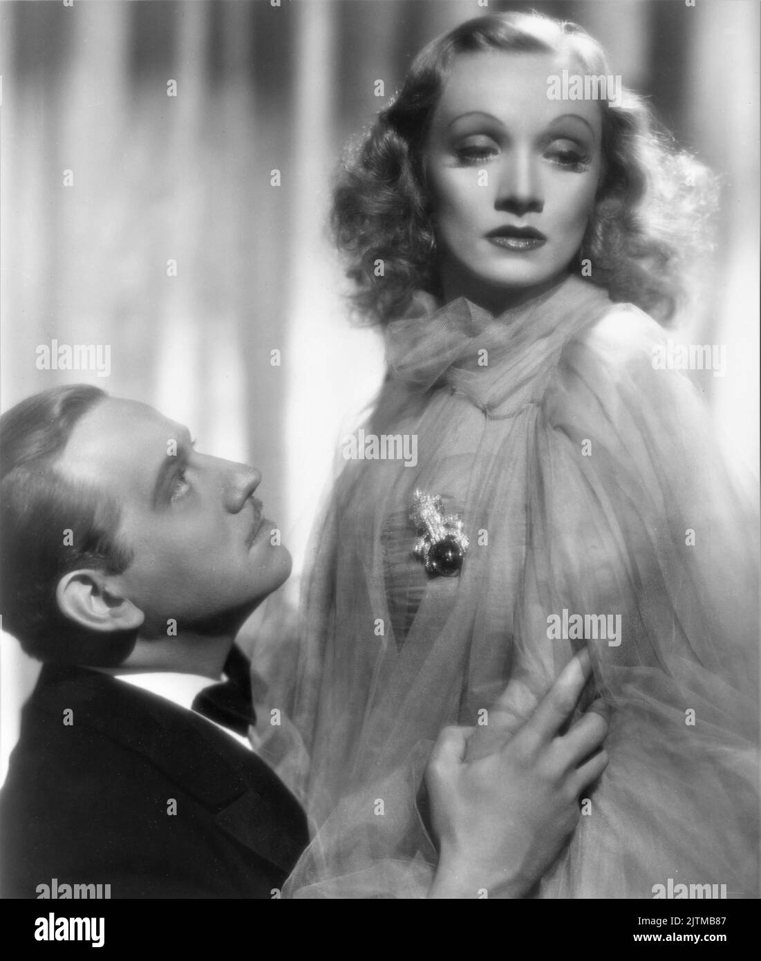 MELVYN DOUGLAS et MARLENE DIETRICH in ANGEL 1937 réalisateur ERNST LUBITSCH costumes Travis Banton Paramount Images Banque D'Images
