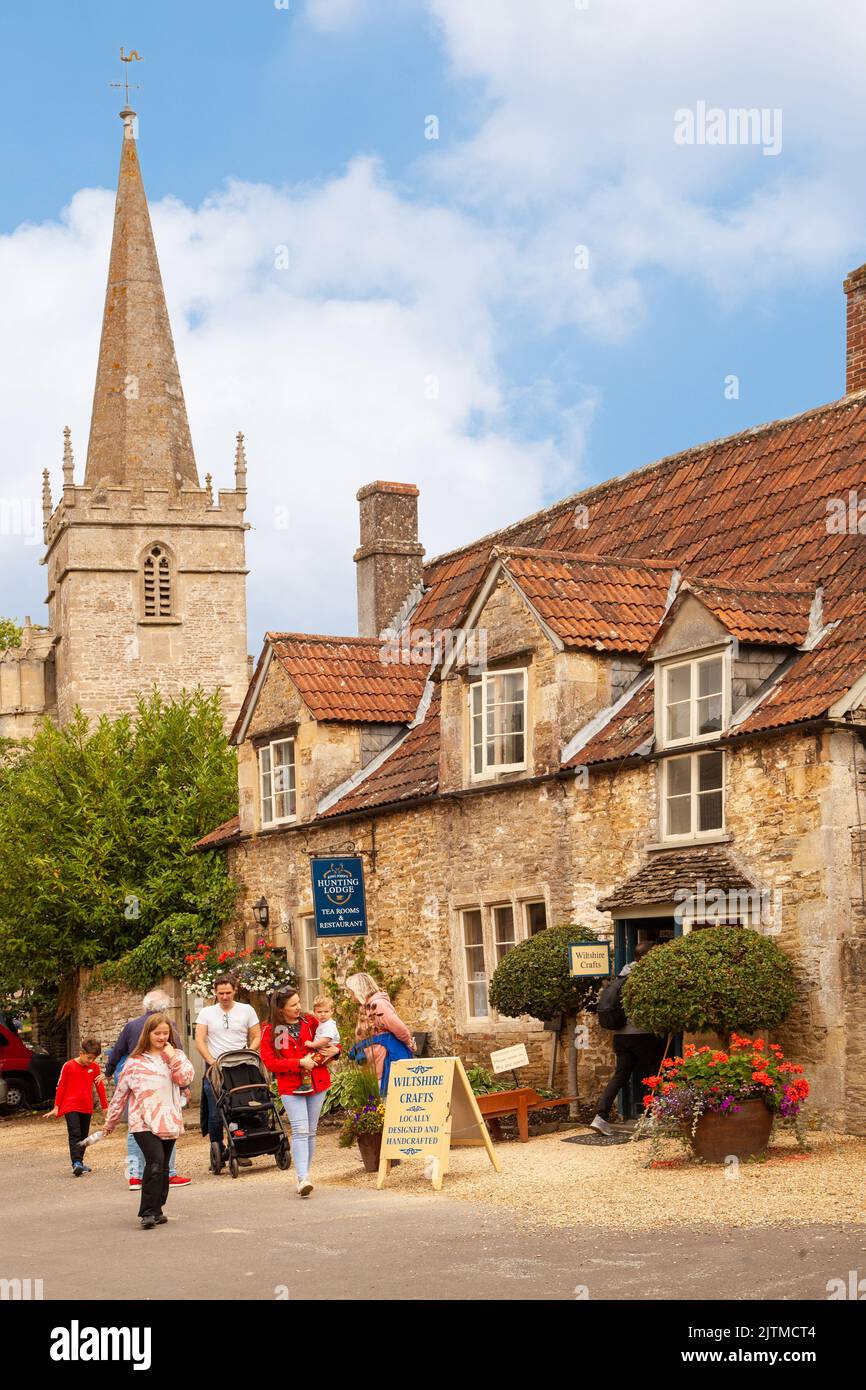 Le village Wiltshire de Lacock est un village du comté de Wiltshire en Angleterre appartenant à la fiducie nationale, avec l'église St Cyriac Banque D'Images