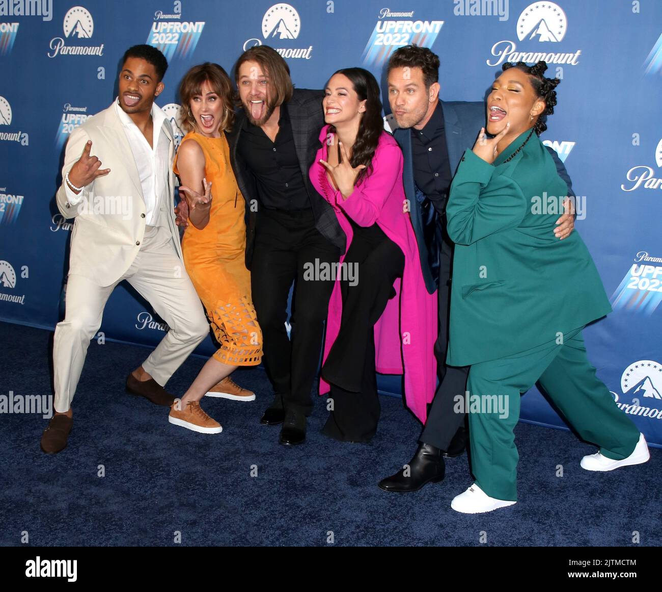 Jordan Calloway, Diane Farr, Max Thierlot, Stephanie Arcila, Kevin Alejandro et Jules Latimer assistent à la fête de poste Paramount Upfront 2022 tenue au 660, avenue Madison, sur 18 mai 2022, à New York ©Steven Bergman/AFF-USA.COM Banque D'Images