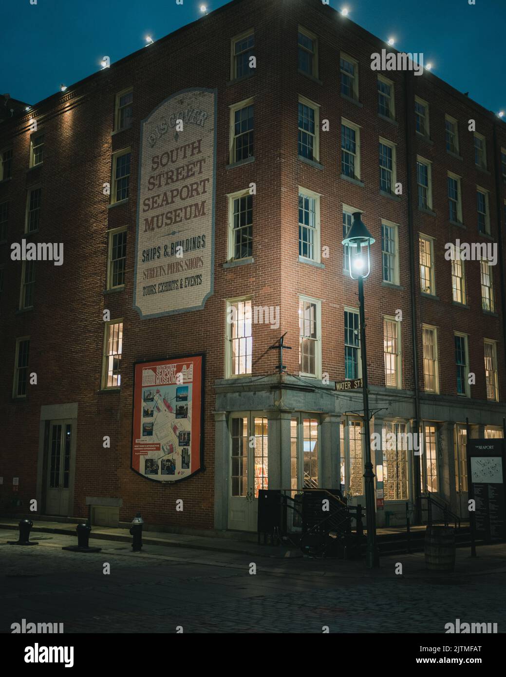 South Street Seaport Museum at Night, Manhattan, New York Banque D'Images