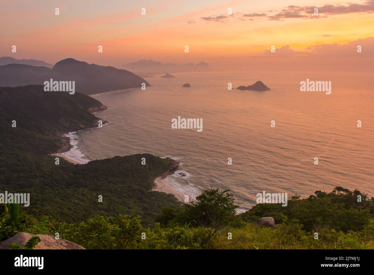Lever de soleil vu du sommet de la pierre télégraphique ( pedra do telegrafo ) à rio de janeiro, Brésil. Banque D'Images